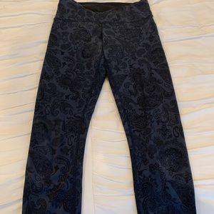 Lululemon paisley Wunder Under crops